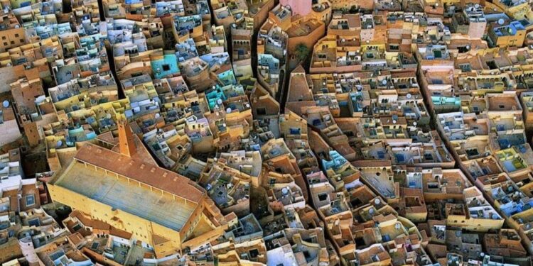 مدينة بالصحراء فشــــلت الحضارات في خدش عمرانها