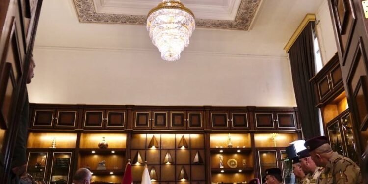 وزير الدفاع يلتقي عدداً من الجرحى وعائلات الشهداء