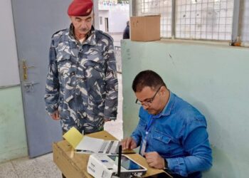 صور  توافد ناخبي التصويت الخاص إلى مراكز الاقتراع
