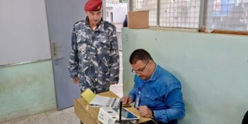 صور  توافد ناخبي التصويت الخاص إلى مراكز الاقتراع