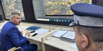 وزير الداخلية يشرف على حركة سير العجلات من داخل السيطرة المركزية