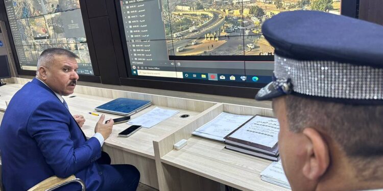 وزير الداخلية يشرف على حركة سير العجلات من داخل السيطرة المركزية