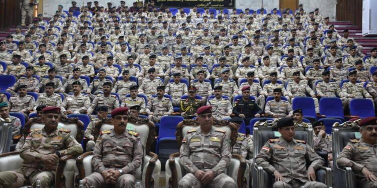 نائب قائد العمليات المشتركة يحضر حفل تخرج دورة القيادة للضباط الأحداث .. برعاية رئيس اركان الجيش