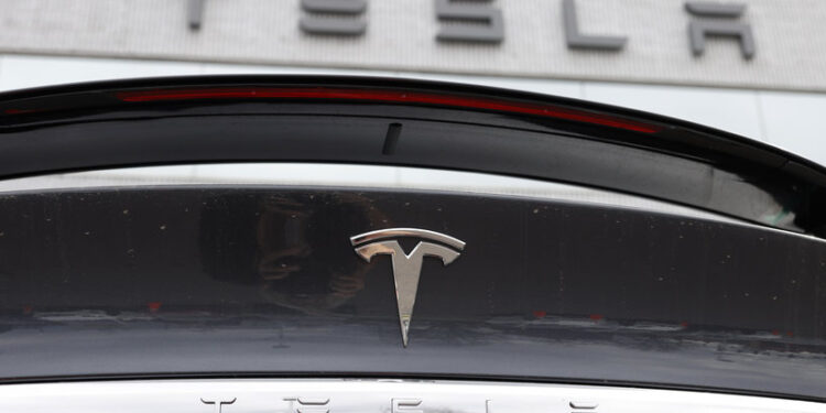 تسلا” تستدعي مليوني سيارة … بعد تحقيق سنواتتسلا” تستدعي مليوني سيارة