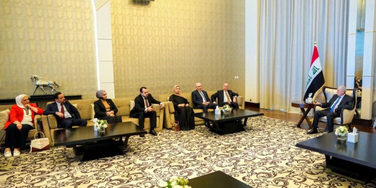 رئيس الجمهورية يلتقي الوفود العراقية المشاركة في مؤتمر قمة الأمم المتحدة للمناخ (كوب 28)