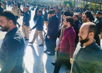 الصدر يزور مرقدي الامام الحسين وأخيه العباس (ع) في كربلاء