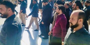 الصدر يزور مرقدي الامام الحسين وأخيه العباس (ع) في كربلاء
