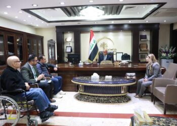 وزير الصحة يستقبل الفنان مكي عواد ويوجه بتوفير احتياجاته الصحية