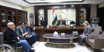وزير الصحة يستقبل الفنان مكي عواد ويوجه بتوفير احتياجاته الصحية