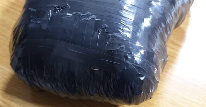 ضبط كيلو غرام ونصف من مادة الكريستال بحوزة مسافرة اجنبية في منفذ زرباطية الحدودي