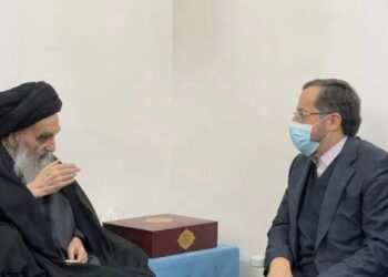 السيستاني يتسلم نسخة نادرة من المصحف الشريف مهداة من مكتبة العتبة الرضوية في مشهد