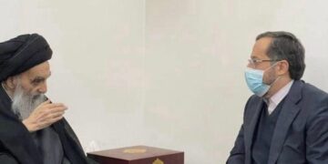 السيستاني يتسلم نسخة نادرة من المصحف الشريف مهداة من مكتبة العتبة الرضوية في مشهد