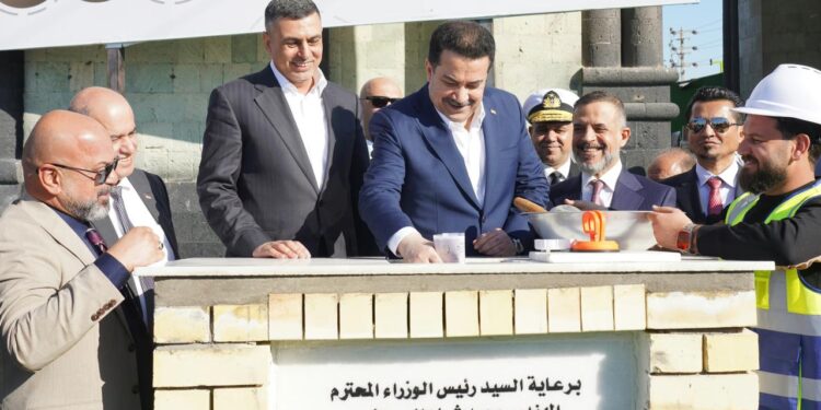 السوداني يضع حجر الأساس لمشروع تأهيل طريق (بصرة – فاو)