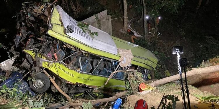 الفلبين .. 17 قتيلا بسقوط حافلة من أعلى الجبل