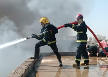 احتراق مركبة داخل مركز للعناية بالسيارات في الكرادة