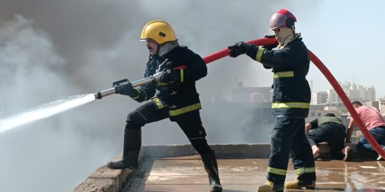 احتراق مركبة داخل مركز للعناية بالسيارات في الكرادة