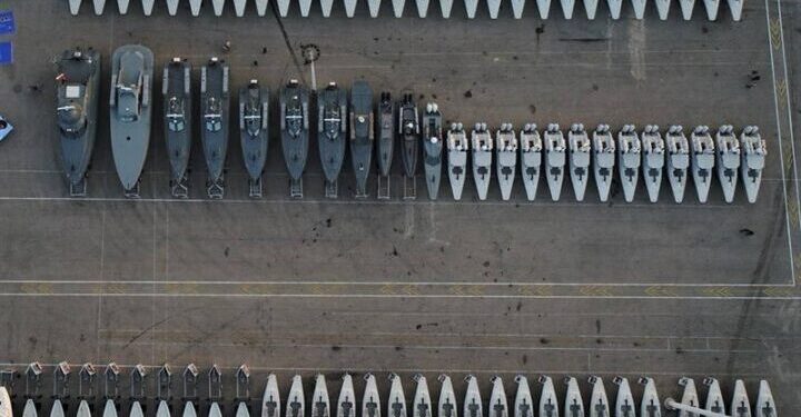 ايران .. الحرس الثوري يكشف عن تصنيع قطع بحرية عسكرية غير مأهولة