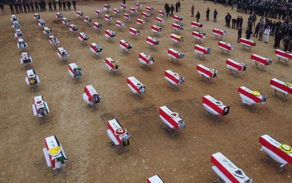 سنجار.. مراسم دفن خاصة لرفات عشرات الإيزيديين قتلهم داعش بمقابر جماعية
