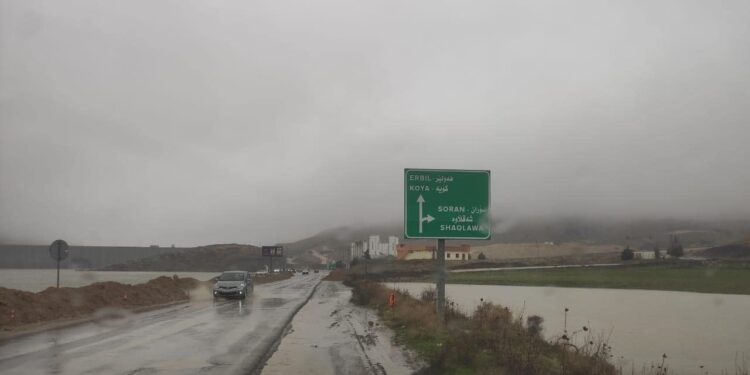 اربيل .. تدفق المياه من سد يتسبب بإغلاق طريق حيوي