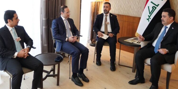 السوداني يلتقي في دافوس الرئيس التنفيذي الإقليمي لبنك جي بي مورغان