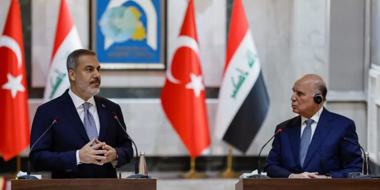 وزير الخارجية العراقي يلتقي نظيره التركي