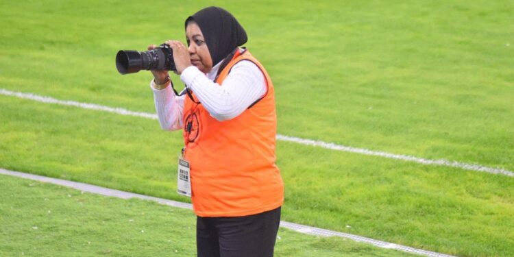 أول مصورة رياضية عراقية في ملاعب قطر “أمل النصراوي”