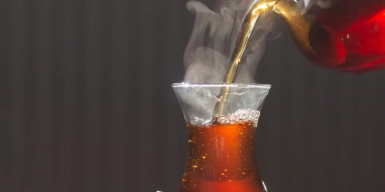 بريطانيا .. اثارة أزمة دبلوماسية بسبب “ملح في الشاي” والسفير الأمريكي يتدخل