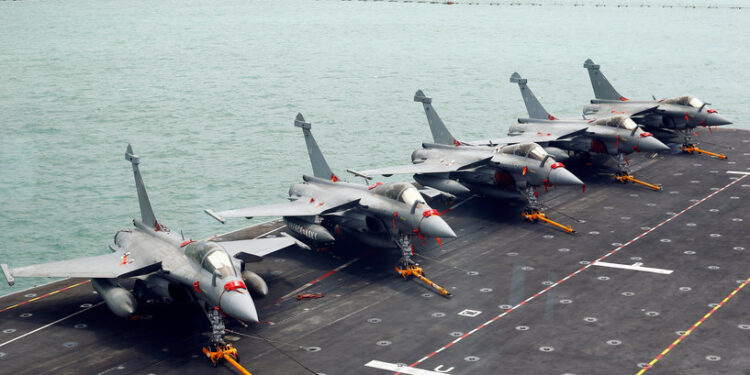 قائد بالبحرية الفرنسية .. قدراتنا في البحر الأحمر كافية والتفويض “لا يشمل ضرب الحوثيين”