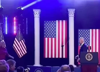 بالفيديو .. زوجة الرئيس الأمريكي تسارع لإنقاذه بعد سقطة جديدة