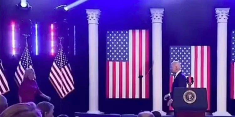 بالفيديو .. زوجة الرئيس الأمريكي تسارع لإنقاذه بعد سقطة جديدة