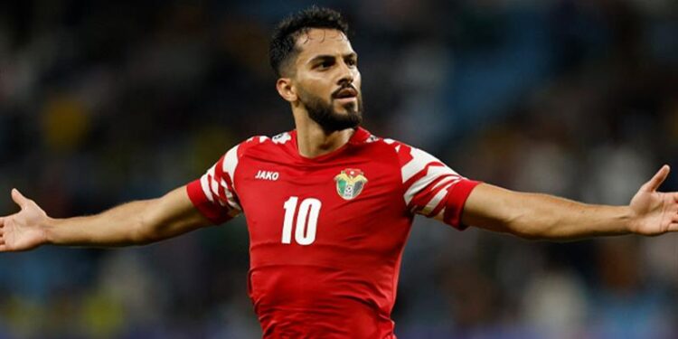 مهاجم الاردن .. علم تزين بكلمة “الله أكبر” لا ينَكس وكرة القدم تجمعنا