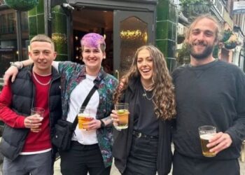 4 شبان يكتشفون أنهم إخوة من أب واحد,,, بالصدفة