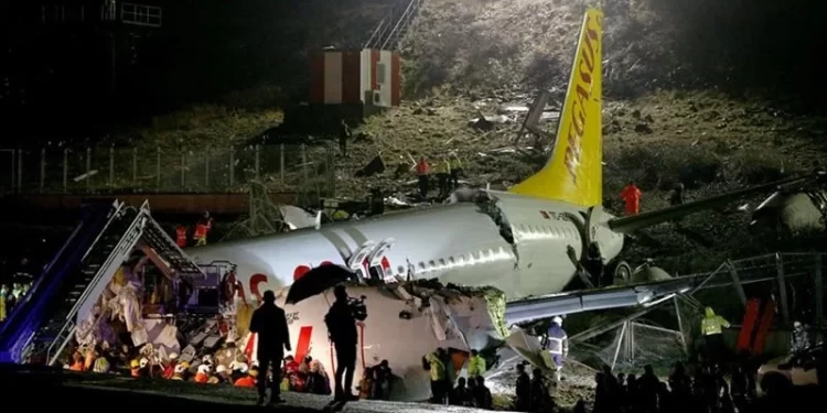 سقوط إطار وتدحرجه قبل إقلاع طائرة يرعب العالم ,,, حوادث بوينج عرض مستمر