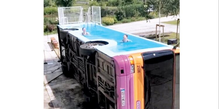 فنان يحول حافلة ركاب إلـــى حوض سباحة