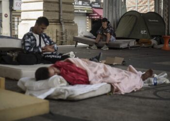 فرنسا .. شركات تتحول ليلا إلى مأوى للمشردين
