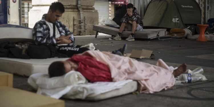 فرنسا .. شركات تتحول ليلا إلى مأوى للمشردين