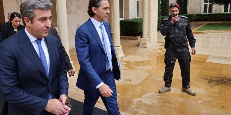 إسرائيل تضرب مقرا مدنيا في لبنان ,, ومطالبات بالتهدئة