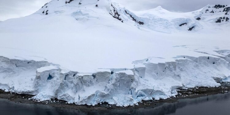 أكبــــر جبل جليدي في العالم يتحرك نحوه شمال المحيط الجنوبي
