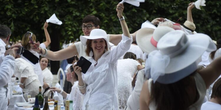 رمز عالمي للنظافة والإتيكيت … المناديل الورقية