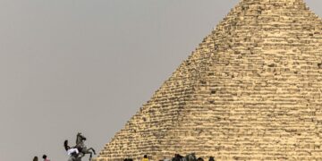 قلق على مصير أصغر “أهرامات الجيزة” بعد إعلان ترميمه