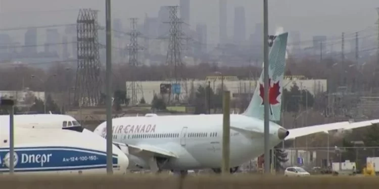 كندا .. راكب يُلقي بنفسه من الطائرة