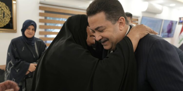 السوداني يلتقي عددا من عوائل شهداء الداخلية