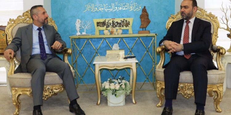 الوكيل الاقدم لوزارة الثقافة والسياحة والآثار يستقبل وكيل ديوان الوقف الشيعي