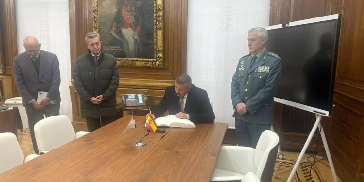 وزير الداخلية والوفد المرافق له يزور قوات الحرس المدني  في إسبانيا