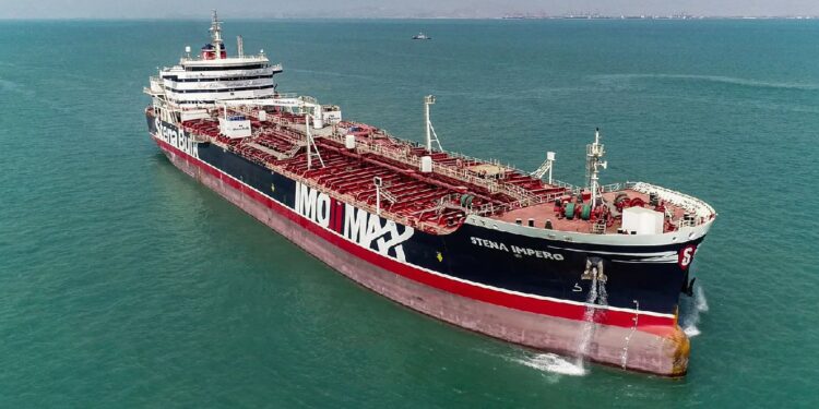 الاضطرابات في البحر الأحمر تصيب خزانات النفط بالنقص