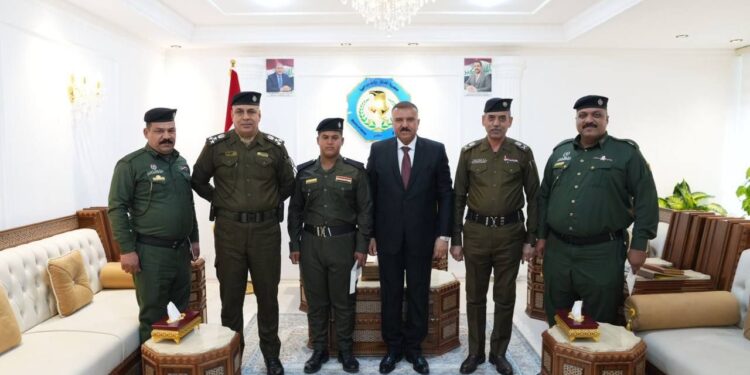 وزير الداخلية يكرم 3 من أبطال نجدة كربلاء