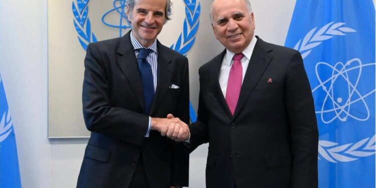 وزير الخارجية يدعو مدير عام الوكالة الدولية للطاقة الذرية لزيارة العراق
