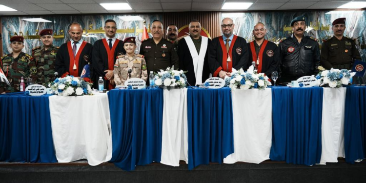 “الحمداني” يبارك للباحث عميد ركن مازن مؤيد محسن مناقشة رسالة الماجستير في كلية الحرب