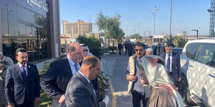 نقيب الصحفيين يستقبل وفود مهرجان المسرح العربي