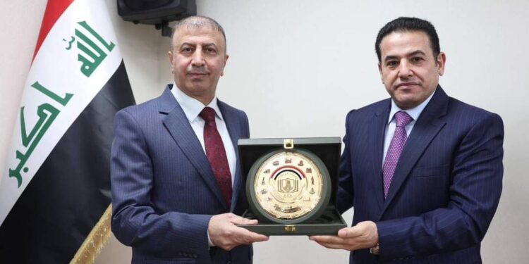 الأعرجي يكرّم الفريق كوهدار محمد سعيد بمناسبة “انتهاء مدة عمله مديرا عاما للاستخبارات والأمن”